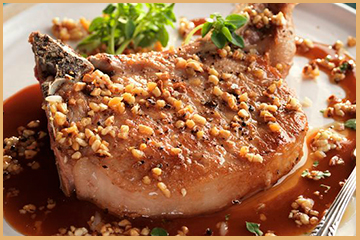 Chuletas de cerdo en salsa de Oporto con naranja.